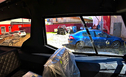 A novelty! A sliding side front window (made of stalinite)